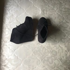Black wedges